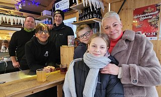 Gemütliches Beisammensein an Meyer's Skihütte: Besucherin Julia Klehm (rechts) aus Lübbeckr mit ihren Kindern Paula und Anton sowie Anke Meyer (links) mit ihrem Team Arne Rautenberg (2. v. l.) und Sven Brunsch. - Alexandra Stratmeier Gemütliches Beisammensein an Meyer's Skihütte: Besucherin Julia Klehm (rechts) aus Lübbeckr mit ihren Kindern Paula und Anton sowie Anke Meyer (links) mit ihrem Team Arne Rautenberg (2. v. l.) und Sven Brunsch. - Alexandra Stratmeier