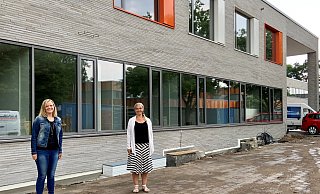 Anne Cramer (l.), Leiterin der OGS des Grundschulverbundes Bonhoeffer-Heinrich, und die Schulleiterin Sandra Osterkamp freuen sich auf den Umzug in das neue Schulgebäude an der Memelstraße in Schloß Neuhaus. - Stadt Paderborn Anne Cramer (l.), Leiterin der OGS des Grundschulverbundes Bonhoeffer-Heinrich, und die Schulleiterin Sandra Osterkamp freuen sich auf den Umzug in das neue Schulgebäude an der Memelstraße in Schloß Neuhaus. - Stadt Paderborn