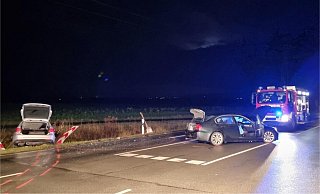 Ein Fahrzeug blieb nach dem Unfall auf der Straße stehen. Der zweite Wagen wurde in den Straßengraben geschleudert. - Feuerwehr Höxter Ein Fahrzeug blieb nach dem Unfall auf der Straße stehen. Der zweite Wagen wurde in den Straßengraben geschleudert. - Feuerwehr Höxter