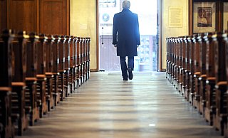 Sinnbildlich auch für den Kreis Paderborn: Ein Mann verlässt eine katholische Kirche. - dpa Sinnbildlich auch für den Kreis Paderborn: Ein Mann verlässt eine katholische Kirche. - dpa
