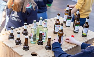 Veranstalter sowie Organisatoren müssen sicherstellen, dass Minderjährige keine alkoholischen Getränke bekommen. - Niklas Tüns Veranstalter sowie Organisatoren müssen sicherstellen, dass Minderjährige keine alkoholischen Getränke bekommen. - Niklas Tüns