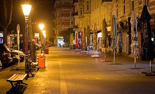 Das beliebte Schanzenviertel ist menschenleer, nachdem in Hamburg die nächtliche Ausgangsbeschränkung in Kraft getreten ist. - Foto: Jonas Walzberg/dpa Das beliebte Schanzenviertel ist menschenleer, nachdem in Hamburg die nächtliche Ausgangsbeschränkung in Kraft getreten ist. - Foto: Jonas Walzberg/dpa