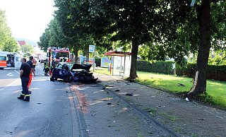 Der schwer beschädigte Golf kam entgegen der ursprünglichen Fahrtrichtung am Fahrbahnrand zum Stehen. - Polizei Minden-Lübbecke Der schwer beschädigte Golf kam entgegen der ursprünglichen Fahrtrichtung am Fahrbahnrand zum Stehen. - Polizei Minden-Lübbecke
