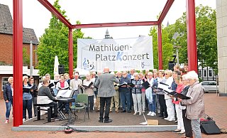 Gesang im roten Würfel: Der Widukind-Chor bei einem Mathildenplatzkonzert in den vergangenen Jahren. Wegen der Größe des Chores passten nicht alle Mitglieder auf die kleine Bühne im Würfel. - Stefanie Boss Gesang im roten Würfel: Der Widukind-Chor bei einem Mathildenplatzkonzert in den vergangenen Jahren. Wegen der Größe des Chores passten nicht alle Mitglieder auf die kleine Bühne im Würfel. - Stefanie Boss
