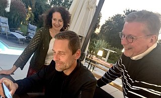 Reiner Allerdissen (r.) verfolgte die Wahlergebnisse mit Ehefrau Karin im heimischen Garten, unter anderem auf dem Handy von SPD-Ratsherr Oliver Conrad. - Jens Reddeker Reiner Allerdissen (r.) verfolgte die Wahlergebnisse mit Ehefrau Karin im heimischen Garten, unter anderem auf dem Handy von SPD-Ratsherr Oliver Conrad. - Jens Reddeker