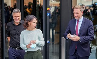 Annalena Baerbock (M.), Robert Habeck (l.) und Christian Lindner, geben nach den Sondierungsgesprächen der beiden Parteien nach der Bundestagswahl ein Pressestatement. - picture alliance/dpa Annalena Baerbock (M.), Robert Habeck (l.) und Christian Lindner, geben nach den Sondierungsgesprächen der beiden Parteien nach der Bundestagswahl ein Pressestatement. - picture alliance/dpa