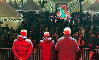 Hunderte Menschen kamen am Samstagabend auf den Herforder Rathausplatz und gedachten der Opfer. - Claus Frickemeier Hunderte Menschen kamen am Samstagabend auf den Herforder Rathausplatz und gedachten der Opfer. - Claus Frickemeier