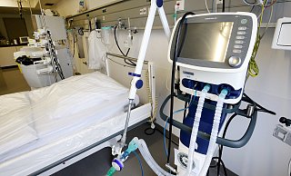 Ein Beatmungsgerät steht neben einem Intensivbett. Wegen der Corona-Krise wurden in vielen Kliniken zusätzliche Kapazitäten von Intensivbetten und Beatmungsgeräten geschaffen. - picture alliance/dpa Ein Beatmungsgerät steht neben einem Intensivbett. Wegen der Corona-Krise wurden in vielen Kliniken zusätzliche Kapazitäten von Intensivbetten und Beatmungsgeräten geschaffen. - picture alliance/dpa