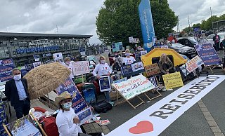 Mit Plakaten sowie leeren Koffern und Liegestühlen kamen die Reisebüro-Inhaber und -Mitarbeiter zur Protestaktion am Flughafen Paderborn/Lippstadt. - Jens Reddeker Mit Plakaten sowie leeren Koffern und Liegestühlen kamen die Reisebüro-Inhaber und -Mitarbeiter zur Protestaktion am Flughafen Paderborn/Lippstadt. - Jens Reddeker