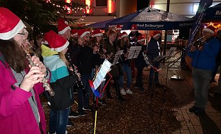 Das Schulorchester der Gesamtschule hat zur Einstimmung standesgemäß Weihnachtsmützen aufgesetzt. - Alexander Graßhoff Das Schulorchester der Gesamtschule hat zur Einstimmung standesgemäß Weihnachtsmützen aufgesetzt. - Alexander Graßhoff