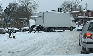 Auf der Weserstraße versuchen am Montagmittag zwei Männer den Lastwagen wieder auf die richtige Spur zu bringen. - Enrico Johnen/HPG Pflegedienst Auf der Weserstraße versuchen am Montagmittag zwei Männer den Lastwagen wieder auf die richtige Spur zu bringen. - Enrico Johnen/HPG Pflegedienst