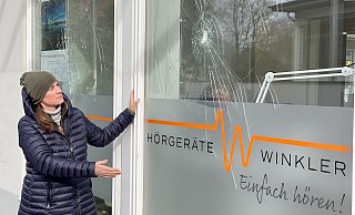 Alexandra Winkler steht vor ihrer neuen Filiale an der Ecke Eschstraße/Bismarckstraße. Gleich vier Scheiben des Geschäfts sind zerstört worden. - Judith Krawitz Alexandra Winkler steht vor ihrer neuen Filiale an der Ecke Eschstraße/Bismarckstraße. Gleich vier Scheiben des Geschäfts sind zerstört worden. - Judith Krawitz