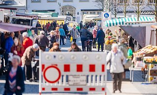 Die Wochenmarkt-Händler müssen zur Weihnachtsmarkts-Zeit stets umziehen. - Besim Mazhiqi Die Wochenmarkt-Händler müssen zur Weihnachtsmarkts-Zeit stets umziehen. - Besim Mazhiqi