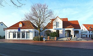 Die Immobilie am Jöllenbecker Marktplatz soll für mehr als zwei Millionen Euro verkauft werden. - Christian Zeidler/Volksbank Die Immobilie am Jöllenbecker Marktplatz soll für mehr als zwei Millionen Euro verkauft werden. - Christian Zeidler/Volksbank