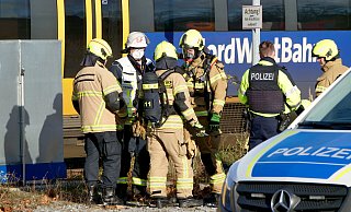 Einsatzkräfte der Paderborner Feuerwehr nehmen Proben aus dem betroffenen Zug. - Ralph Meyer Einsatzkräfte der Paderborner Feuerwehr nehmen Proben aus dem betroffenen Zug. - Ralph Meyer