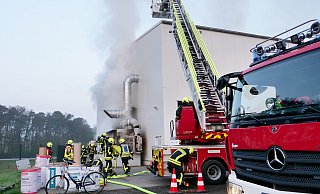 Bei der Firma L + R Montagetechnik GmbH in Hövelhof sind rund 50 Einsatzkräfte im Einsatz, um die brennende Absauganlage zu löschen. - Ralph Meyer Bei der Firma L + R Montagetechnik GmbH in Hövelhof sind rund 50 Einsatzkräfte im Einsatz, um die brennende Absauganlage zu löschen. - Ralph Meyer