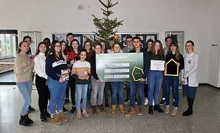 Die versammelte Mannschaft: Alle Schülerinnen und Schüler und Karin Heimke (9. v. r.), die beim Verkauf der Getränke und Suppen geholfen haben. Foto: Noah Matzat - Noah Matzat Die versammelte Mannschaft: Alle Schülerinnen und Schüler und Karin Heimke (9. v. r.), die beim Verkauf der Getränke und Suppen geholfen haben. Foto: Noah Matzat - Noah Matzat