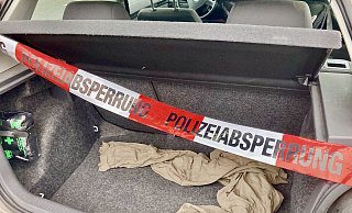 Im beengten Kofferraum eines VW Polos lag der 18-jährige Bielefelder auch während der Flucht der jungen Männer vor der Polizei. - Symbolfoto: Jens Reichenbach Im beengten Kofferraum eines VW Polos lag der 18-jährige Bielefelder auch während der Flucht der jungen Männer vor der Polizei. - Symbolfoto: Jens Reichenbach