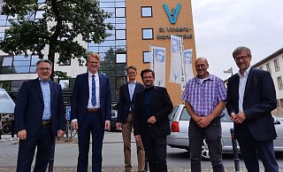 Geschäftsführer Josef Dülling (l) und der ärztliche Leiter Martin Baur (3. v.l.) begrüßen Michael Sprink (2. v.l.), SPD-Landeschef Thomas Kutschaty, Roger Voigtländer und Burkhard Blienert im St.-Vincenz-Krankenhaus. - Marc Schröder Geschäftsführer Josef Dülling (l) und der ärztliche Leiter Martin Baur (3. v.l.) begrüßen Michael Sprink (2. v.l.), SPD-Landeschef Thomas Kutschaty, Roger Voigtländer und Burkhard Blienert im St.-Vincenz-Krankenhaus. - Marc Schröder