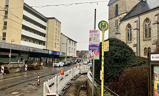 Bei Bauarbeiten in der „heiligen Kurve“ entdecken Straßenbauarbeiter in dieser Grube menschliche Knochen. - Jens Reichenbach Bei Bauarbeiten in der „heiligen Kurve“ entdecken Straßenbauarbeiter in dieser Grube menschliche Knochen. - Jens Reichenbach