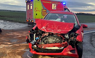 Beim Zusammenstoß mit einem Ford Ranger Pickup wurden alle drei Insassen dieses Toyota-Kleinwagens verletzt. - Ralph Meyer Beim Zusammenstoß mit einem Ford Ranger Pickup wurden alle drei Insassen dieses Toyota-Kleinwagens verletzt. - Ralph Meyer