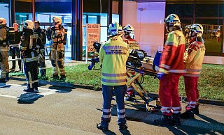 Während in den Büros noch gearbeitet wird, warten Führungskräfte der Feuerwehr und und der Rettungsdienst auf das Ergebnis der Erkundungen im Betriebsgebäude. - Ralph Meyer Während in den Büros noch gearbeitet wird, warten Führungskräfte der Feuerwehr und und der Rettungsdienst auf das Ergebnis der Erkundungen im Betriebsgebäude. - Ralph Meyer