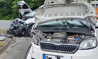 Die Fahrzeuge wurden bei dem Unfall auf der B64 in Höxter schwer beschädigt. - Simone Kube Die Fahrzeuge wurden bei dem Unfall auf der B64 in Höxter schwer beschädigt. - Simone Kube