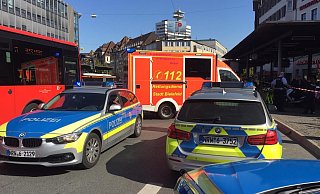 Die Polizei eilte am Vormittag wegen einer Messer-Attacke zum Jahnplatz. Auch Rettungskräfte und Notärzte sind vor Ort. - Christian Mathiesen Die Polizei eilte am Vormittag wegen einer Messer-Attacke zum Jahnplatz. Auch Rettungskräfte und Notärzte sind vor Ort. - Christian Mathiesen