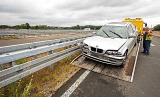 Der BMW war nicht mehr fahrbereit. Einer der beiden 22-jährigen Insassen aus Dissen kam verletzt ins Krankenhaus. - CHRISTIAN MATHIESEN Der BMW war nicht mehr fahrbereit. Einer der beiden 22-jährigen Insassen aus Dissen kam verletzt ins Krankenhaus. - CHRISTIAN MATHIESEN