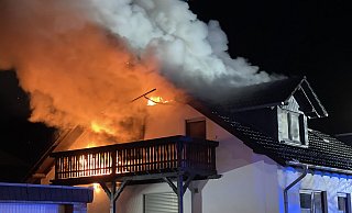Als die Feuerwehr in Großeneder eintrifft, steht das Dachgeschoss bereits teilweise in Flammen. - FW Borgentreich/Stüve Als die Feuerwehr in Großeneder eintrifft, steht das Dachgeschoss bereits teilweise in Flammen. - FW Borgentreich/Stüve