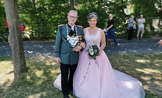 Neuenbeken. Das glückliche Königspaar Christoph und Ulla Quasten. - Karl Eigenbrodt Neuenbeken. Das glückliche Königspaar Christoph und Ulla Quasten. - Karl Eigenbrodt