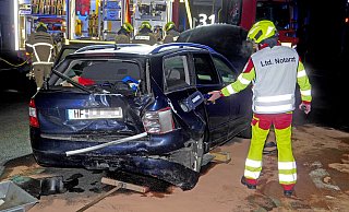 In dem Audi-Kombi der Herforder Familie wurden drei Insassen verletzt, davon ein fünfjähriges Kleinkind schwer. Rechts im Bild der Leitende Notarzt Rolf Vogel. - Ralph Meyer In dem Audi-Kombi der Herforder Familie wurden drei Insassen verletzt, davon ein fünfjähriges Kleinkind schwer. Rechts im Bild der Leitende Notarzt Rolf Vogel. - Ralph Meyer