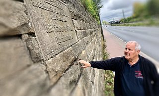 Die Plakette im Mauerwerk erinnert an das tragische Sprengunglück vom 17. Oktober 1959, das Friedhelm Korte nur durch Zufall überlebte. - Thomas Lieske Die Plakette im Mauerwerk erinnert an das tragische Sprengunglück vom 17. Oktober 1959, das Friedhelm Korte nur durch Zufall überlebte. - Thomas Lieske