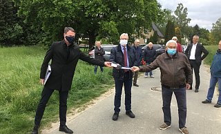 Unterschriftenübergabe mit Abstand: Andreas Kohl (v.l.) überreicht Udo Freyberg (SPD) und dem Vorsitzenden des Bau- und Umweltausschusses, Werner Seeger, die Unerschriften der Bauwilligen. - Corina Lass Unterschriftenübergabe mit Abstand: Andreas Kohl (v.l.) überreicht Udo Freyberg (SPD) und dem Vorsitzenden des Bau- und Umweltausschusses, Werner Seeger, die Unerschriften der Bauwilligen. - Corina Lass
