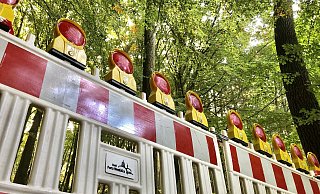 Abgesperrt: Die Stadt hat die Durchfahrt im Bereich der Absturzstelle untersagt. Trümmerteile könnten auf die Fahrbahn herabstürzen und Autofahrer oder Fußgänger treffen. MT- - Foto: Thomas Lieske Abgesperrt: Die Stadt hat die Durchfahrt im Bereich der Absturzstelle untersagt. Trümmerteile könnten auf die Fahrbahn herabstürzen und Autofahrer oder Fußgänger treffen. MT- - Foto: Thomas Lieske