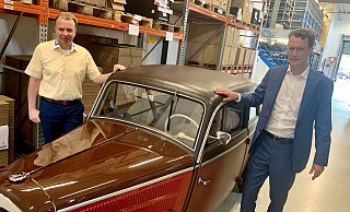 NRW-Verkehrsminister Hendrik Wüst (r.) staunt mit seinem CDU-Parteifreund Uli Lange über einen Oldtimer im Bad Lippspringer Unternehmen RTB von Rudolf Broer. Foto: Jens Reddeker - Jens Reddeker NRW-Verkehrsminister Hendrik Wüst (r.) staunt mit seinem CDU-Parteifreund Uli Lange über einen Oldtimer im Bad Lippspringer Unternehmen RTB von Rudolf Broer. Foto: Jens Reddeker - Jens Reddeker