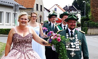 Das strahlende Königspaar Bernd und Synke Lütkehaus. - Moritz Räker Das strahlende Königspaar Bernd und Synke Lütkehaus. - Moritz Räker