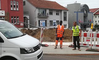 Kreisel-Großbaustelle Bahnhofstraße/Niederwall in Lübbecke. PolierDaniel Tiemann (r.) und Azubi Osman Jawla vom Bauunternehmen Dieckmannregeln den Verkehr. - Frank Hartmann Kreisel-Großbaustelle Bahnhofstraße/Niederwall in Lübbecke. PolierDaniel Tiemann (r.) und Azubi Osman Jawla vom Bauunternehmen Dieckmannregeln den Verkehr. - Frank Hartmann