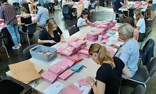 Auszählung im Schützenhof: Bei dieser Bundestagswahl gab es im Kreis Paderborn einen sehr hohen Anteil an Briefwählern. - Hans-Hermann Igges Auszählung im Schützenhof: Bei dieser Bundestagswahl gab es im Kreis Paderborn einen sehr hohen Anteil an Briefwählern. - Hans-Hermann Igges