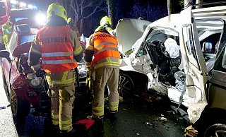 Beim Zusammenstoß zweier Personenwagen auf der Barkhauser Straße sind am Mittwochabend drei Insassen schwer verletzt worden. - Ralph Meyer Beim Zusammenstoß zweier Personenwagen auf der Barkhauser Straße sind am Mittwochabend drei Insassen schwer verletzt worden. - Ralph Meyer