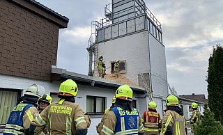 Im Spänebunker eines Delbrücker Möbelzulieferers ist am Freitagmorgen ein Feuer ausgebrochen. - Ralph Meyer Im Spänebunker eines Delbrücker Möbelzulieferers ist am Freitagmorgen ein Feuer ausgebrochen. - Ralph Meyer