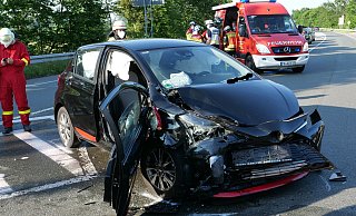 Beim Zusammenstoß von zwei Personenwagen auf der Bundesstraße 64 in Höhe der Einmündung der Kreisstraße 27 (Duhner Weg) wurden alle vier Insassen verletzt. - Ralph Meyer Beim Zusammenstoß von zwei Personenwagen auf der Bundesstraße 64 in Höhe der Einmündung der Kreisstraße 27 (Duhner Weg) wurden alle vier Insassen verletzt. - Ralph Meyer