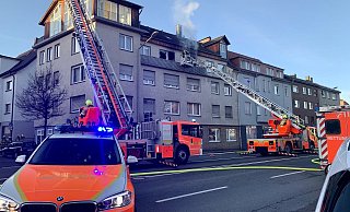 Ein Bewohner der brennenden Wohnung machte am Fenster auf sich aufmerksam und wurde per Drehleiter gerettet. - Ralph Meyer Ein Bewohner der brennenden Wohnung machte am Fenster auf sich aufmerksam und wurde per Drehleiter gerettet. - Ralph Meyer