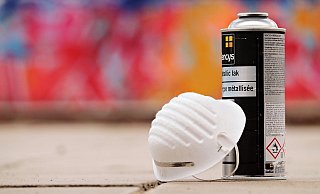 Ein Kanufahrer hat auf der Werre einen Brückenpfeiler mit einem Graffiti besprüht. - Pixabay (Symbolbild) Ein Kanufahrer hat auf der Werre einen Brückenpfeiler mit einem Graffiti besprüht. - Pixabay (Symbolbild)