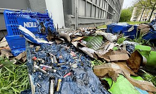 Müll hinterm Action Markt: Die im Feuer eingeschmolzenen Batterien sollen den Brand verursacht haben. - Stefan Becker Müll hinterm Action Markt: Die im Feuer eingeschmolzenen Batterien sollen den Brand verursacht haben. - Stefan Becker
