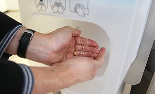Hygiene und Händewaschen - damit soll die Verbreitung des Virus eingedämmt werden. - Kiel-Steinkamp Hygiene und Händewaschen - damit soll die Verbreitung des Virus eingedämmt werden. - Kiel-Steinkamp