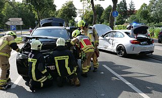 Beim Zusammenstoß von zwei BMW auf dem Löffelmannweg wurden beide Fahrer leicht verletzt. - Ralph Meyer Beim Zusammenstoß von zwei BMW auf dem Löffelmannweg wurden beide Fahrer leicht verletzt. - Ralph Meyer