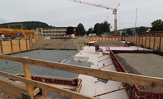 Abgesperrt und gesichert: Die Baugrube für das Höxteraner Hallenbad hat enorme Ausmaße. - Simone Flörke Abgesperrt und gesichert: Die Baugrube für das Höxteraner Hallenbad hat enorme Ausmaße. - Simone Flörke