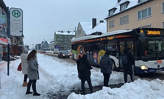 Damit die Fahrgäste in den Bus kommen, ruft MoBiel die Bürger dazu auf, an Haltestellen Gassen freizuschaufeln. Foto: MOBIEL - yvonne-liebold Damit die Fahrgäste in den Bus kommen, ruft MoBiel die Bürger dazu auf, an Haltestellen Gassen freizuschaufeln. Foto: MOBIEL - yvonne-liebold