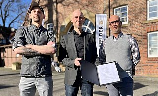 Gaetona Schifano (Mitte) übernimmt die Küche samt Bewirtung beim Golfclub Marienfeld im Kreis Gütersloh. Mit Koch Oliver Haese (33, l.) und Servicekraft Silvio Sammartano (46) will er bei den Gästen punkten. - Robert Becker Gaetona Schifano (Mitte) übernimmt die Küche samt Bewirtung beim Golfclub Marienfeld im Kreis Gütersloh. Mit Koch Oliver Haese (33, l.) und Servicekraft Silvio Sammartano (46) will er bei den Gästen punkten. - Robert Becker